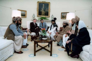 Reuniom na Casa Branca entre o presidente Ronald Reagam e dirigentes do movimento terrorista Talibám (anos 80)
