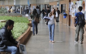 Temer anuncia corte de quase 50% no orçamento das universidades federais