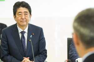 Conservador Abe se reelege no Japão