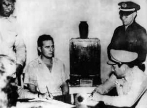 Fidel Castro (à esquerda, sentado), durante a sua detenção logo do primeiro e fracassado assalto à Moncada, o qual não fez abandonar a luta