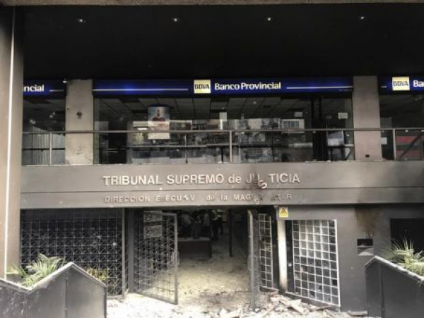 Venezuela: manifestação opositora tem destruição de prédio público e ataque a jornalistas