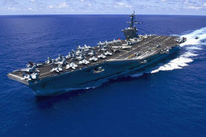 O navio de guerra estadunidense Carl Vinson, usado para ameaçar a Coreia do Norte
