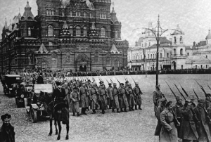Bolcheviques marcham na Praça Vermelha