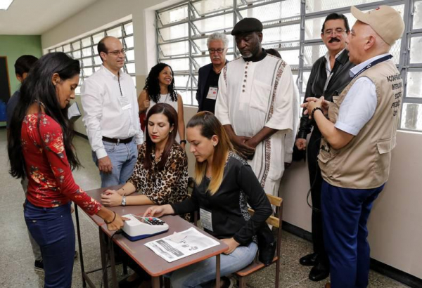 Acompanhantes observam votação nesse domingo na Venezuela
