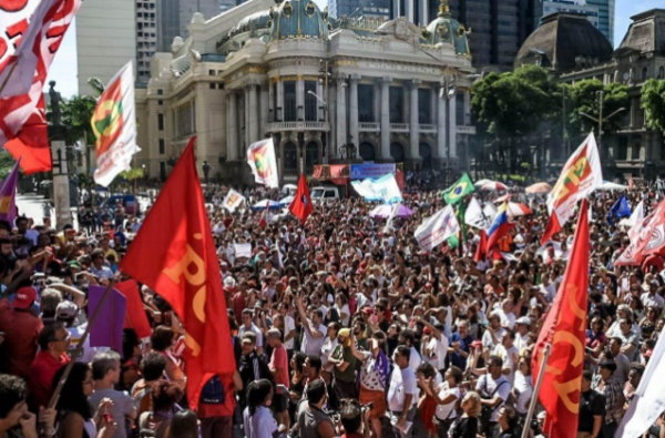 Cinelândia, no Rio de Janeiro, lotada em manifestação da classe trabalhadora neste 1º de Maio
