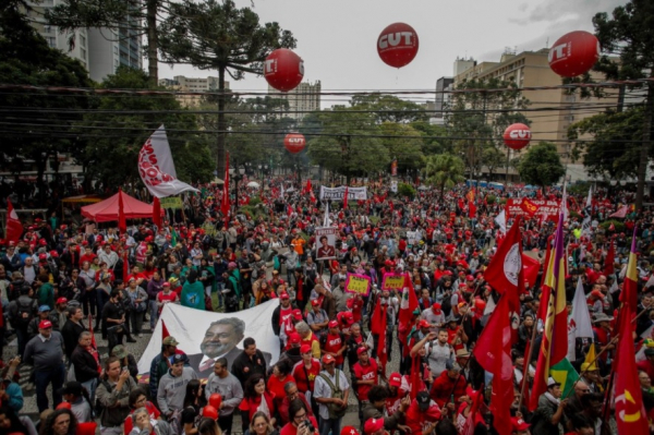 Milhares de pessoas se aglomeram em Curitiba em defesa de Lula e contra o golpe