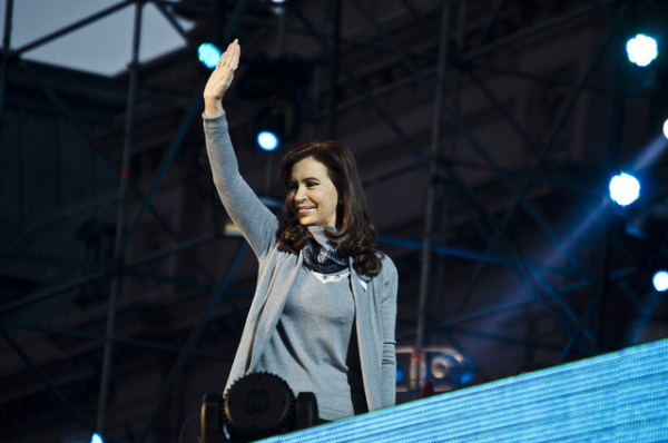 Eleita senadora, Cristina Kirchner diz que sua frente política emerge como &#039;principal força de oposição&#039; na Argentina