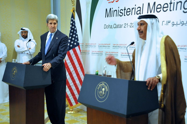 Conferência de imprensa, 2013, em Londres:  Primeiro-ministro do Qatar, Xeique Hamad bin Jassim bin Jabr Al Thani, com o secretário de Estado dos EUA John Kerry. Um e-mail de 2014 de Hillary Clinton confirmou que o Qatar que patrocinava o ISIS naquele mesmo período