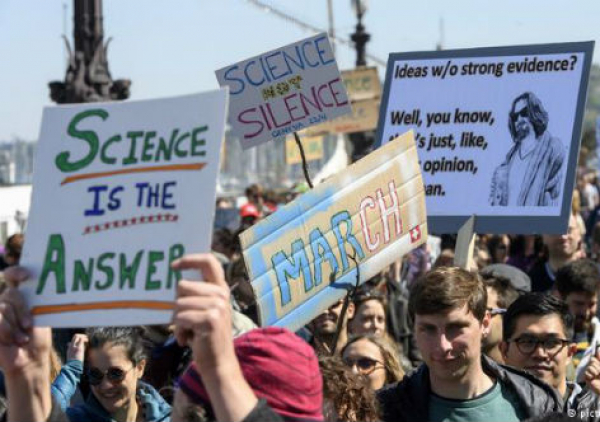 Mais de 500 cidades do mundo protestam em defesa de ciência