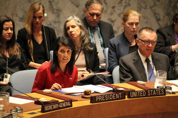 Nikki Haley (vermelho), representante americana na ONU, fez ameaças caso países não votassem com os EUA na decisão sobre Jerusalem