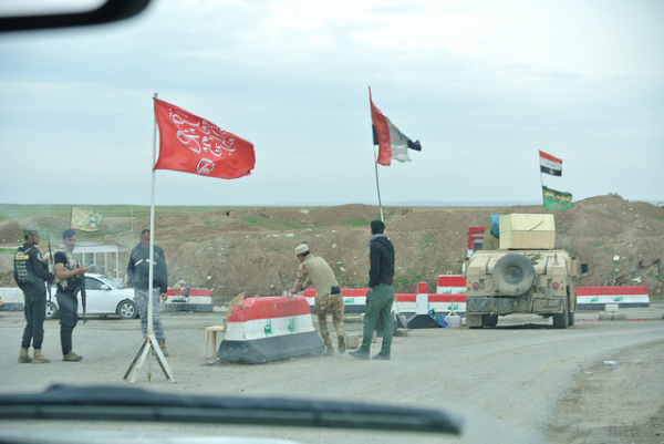 Ponto de controle das Unidades de Mobilização do Povo no oeste de Hamdaniyeh, Iraque.