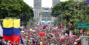 Avenida Bolívar, em Caracas, lotada nesta quinta-feira, no encerramento da campanha pela Constituinte