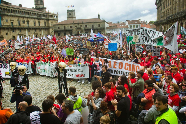 Grande manifestaçom na capital galega rejeita projeto de mina de Touro-Pino