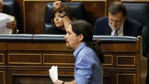 Iglesias levanta o punho contra o PP, porém estende a mão direita ao PSOE
