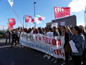 &quot;Trabalho em Inditex e nom chego a fim de mês!&quot;: Continua greve de trabalhadoras da Bershka-Inditex em Ponte Vedra