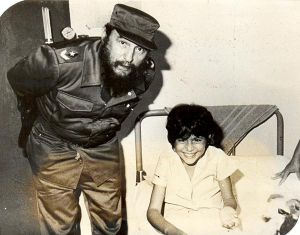 Fidel Castro visita um hospital com vítimas do ataque biológico da CIA