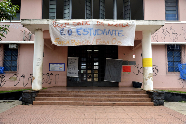 Escola ocupada em Goiás contra OS e militarização na educação. Repressão e perseguição de professores e estudantes esvaziou movimento de ocupações no estado em 2016.