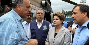 Pezão (esquerda) e Cabral (direita) conversam frente a Dilma Rousseff em 2011