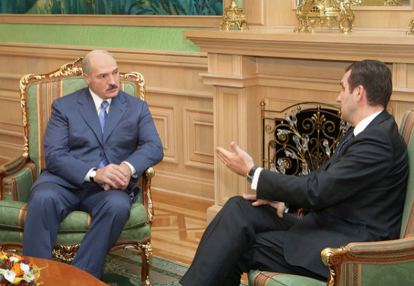 Aleksander Lukashenko, presidente de Belarus, à esquerda