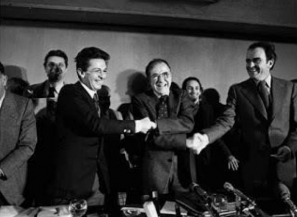 Os líderes dos três maiores partidos da Europa capitalista, Enrico Berlinguer (PCI), Santiago Carrilho (PCE) e George Marchais (PCF) selam, com um aperto de mãos tripartido, o acordo que levou mais tarde à destruição do PCI e à insignificância do PCE e PCF