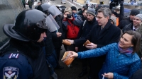  Victoria Nuland do Departamento do Estado entrega bolachas aos protestantes antigoverno em Maidan, Kiev