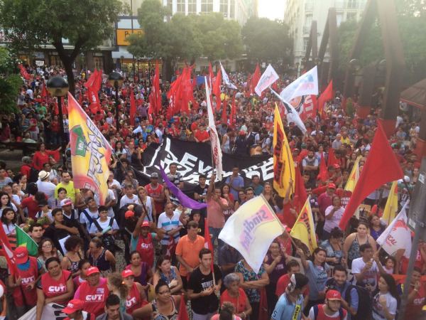 Após passeata, mais de 30 mil chegaram à Praça do Ferreira, em Fortaleza (Ceará)