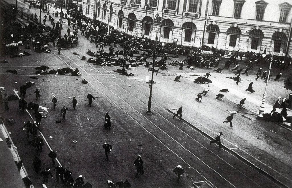 Governo Provisório, empossado após a Revolução de Fevereiro, abre fogo contra manifestação operária