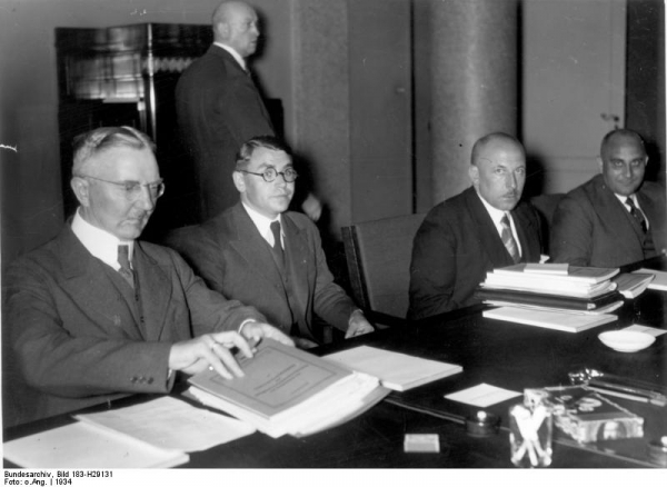 Hjalmar Schacht ao lado de banqueiros nazistas