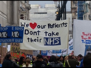 Inglaterra: Médicos em greve pela primeira vez em 68 anos