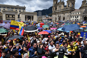Há um mês em greve, professores iniciam panelaço em toda Colômbia