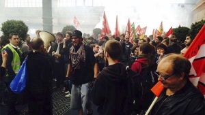 Os ferroviários franceses em greve bloqueiam o trem que transportava a Eurocopa