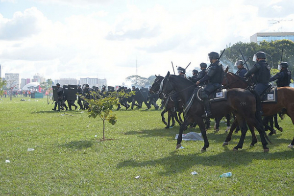 Cenário de guerra: Polícia Militar ataca manifestantes do &quot;Ocupa Brasília&quot;