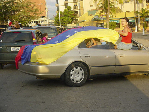 Foto Ilustrativa: comemorações de italianos com a bandeira da Venezuela