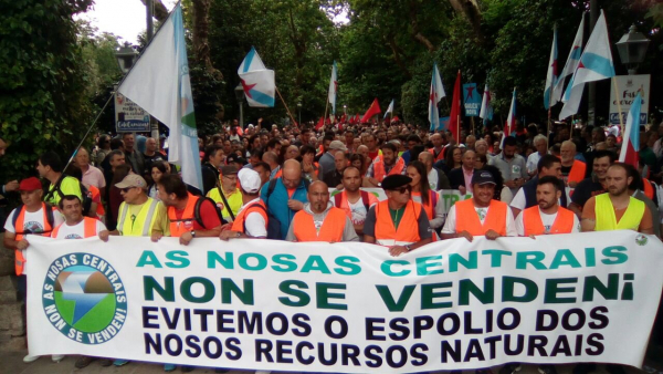 Marcha do pessoal de Ferroatlántica contra a venda de centrais e destruiçom de empregos culmina com milhares nas ruas da capital galega