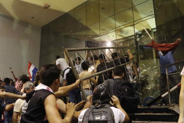 Ira popular contra governo incendeia Congresso do Paraguai
