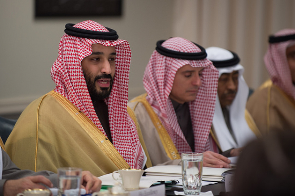 Príncipe saudita Mohammad bin Salman (esquerda)
