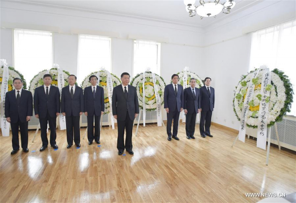 Visita do presidente Xi Jinping à Embaixada cubana em Beijing para transmitir condolências pela morte de Fidel